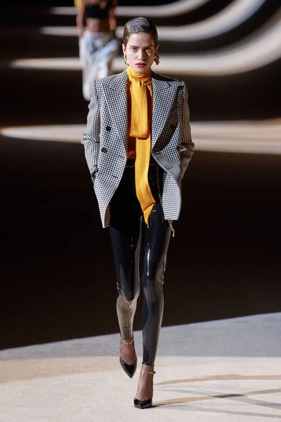 Look 25